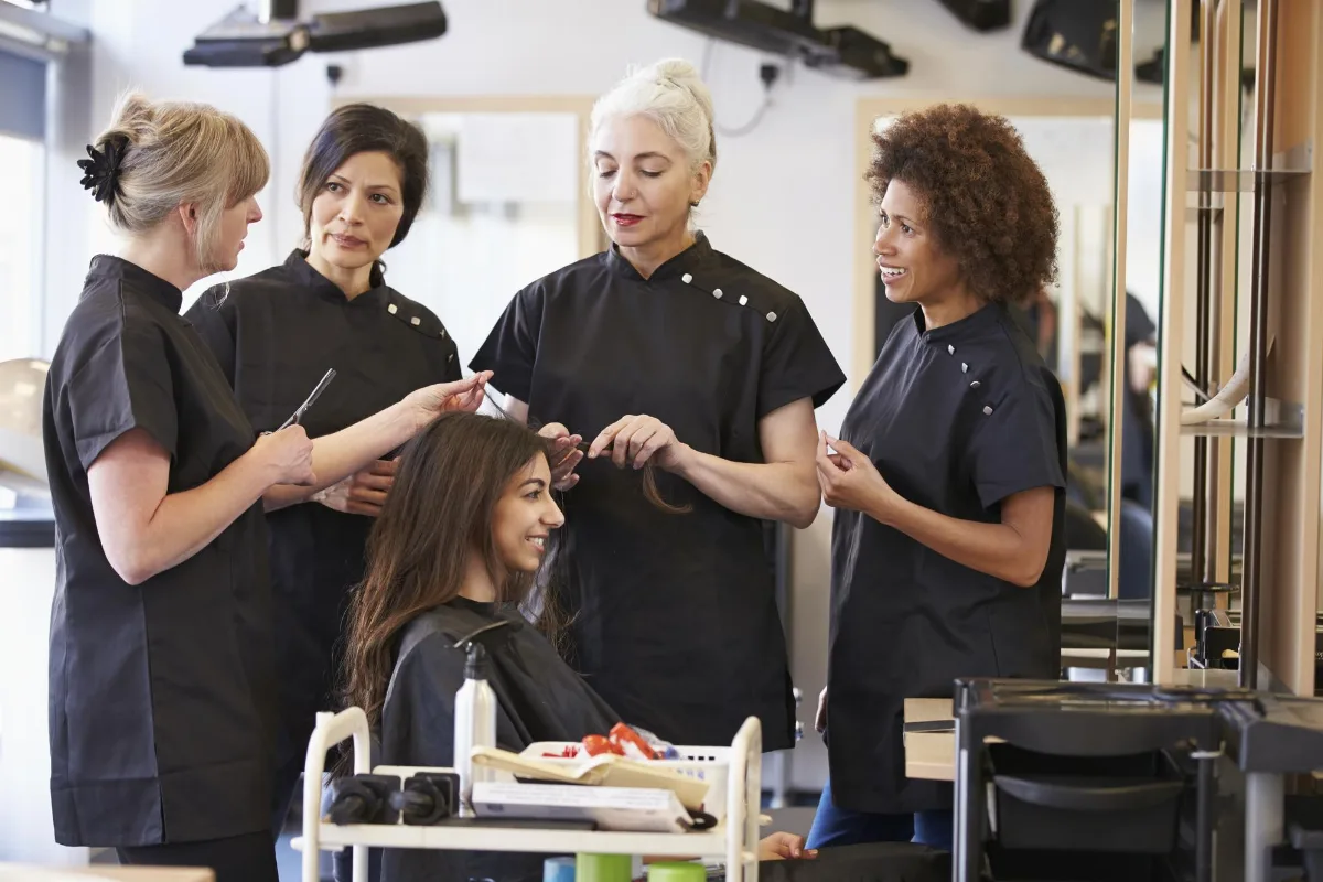 Jak znaleźć najlepsze szkolenia fryzjerskie dla siebie